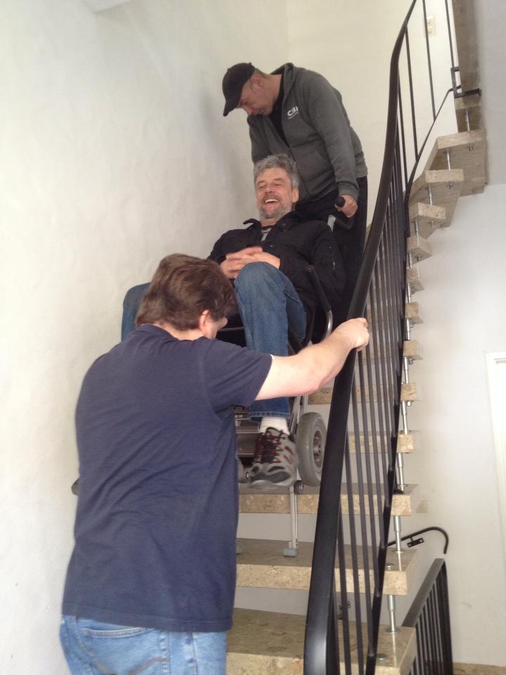 Fahrpersonal trägt kunden die treppe mit treppensteiger hinunter