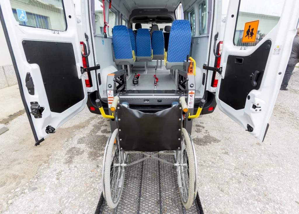 BTW Wagen offene Heckklpape mit Rollstuhl