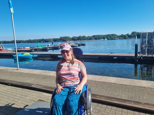 Anna Gödde vor dem unterbacher See im Rollstuhl