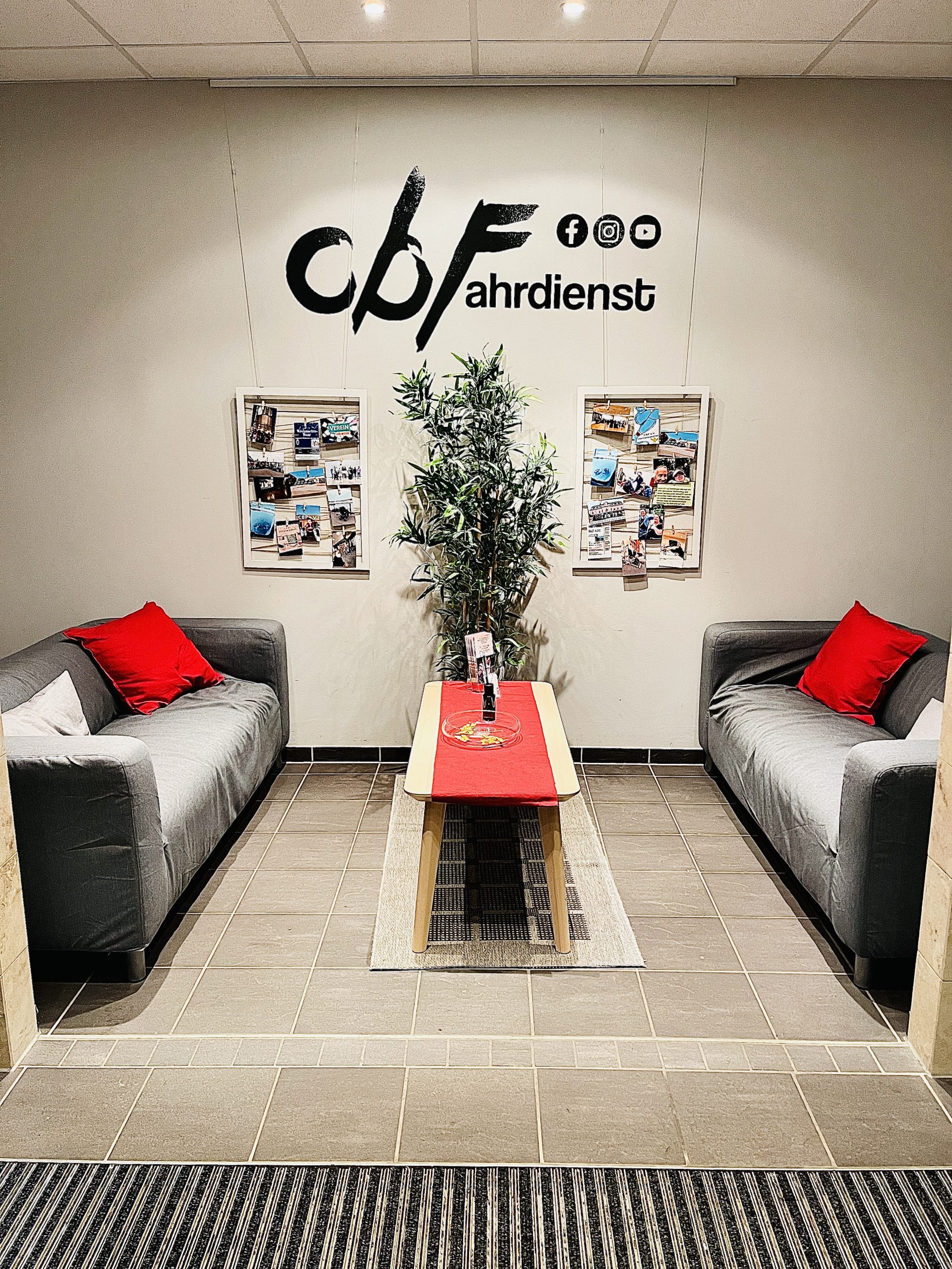 Eingangsbereich CBF e.V. 2 Couch und Tisch mit Bildern und CBF Logo