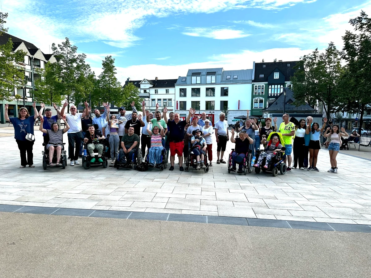 Gruppenfoto mit CBF Mitglieder auch Rollstuhlfhaer Solingen Ohligs MArktplatz