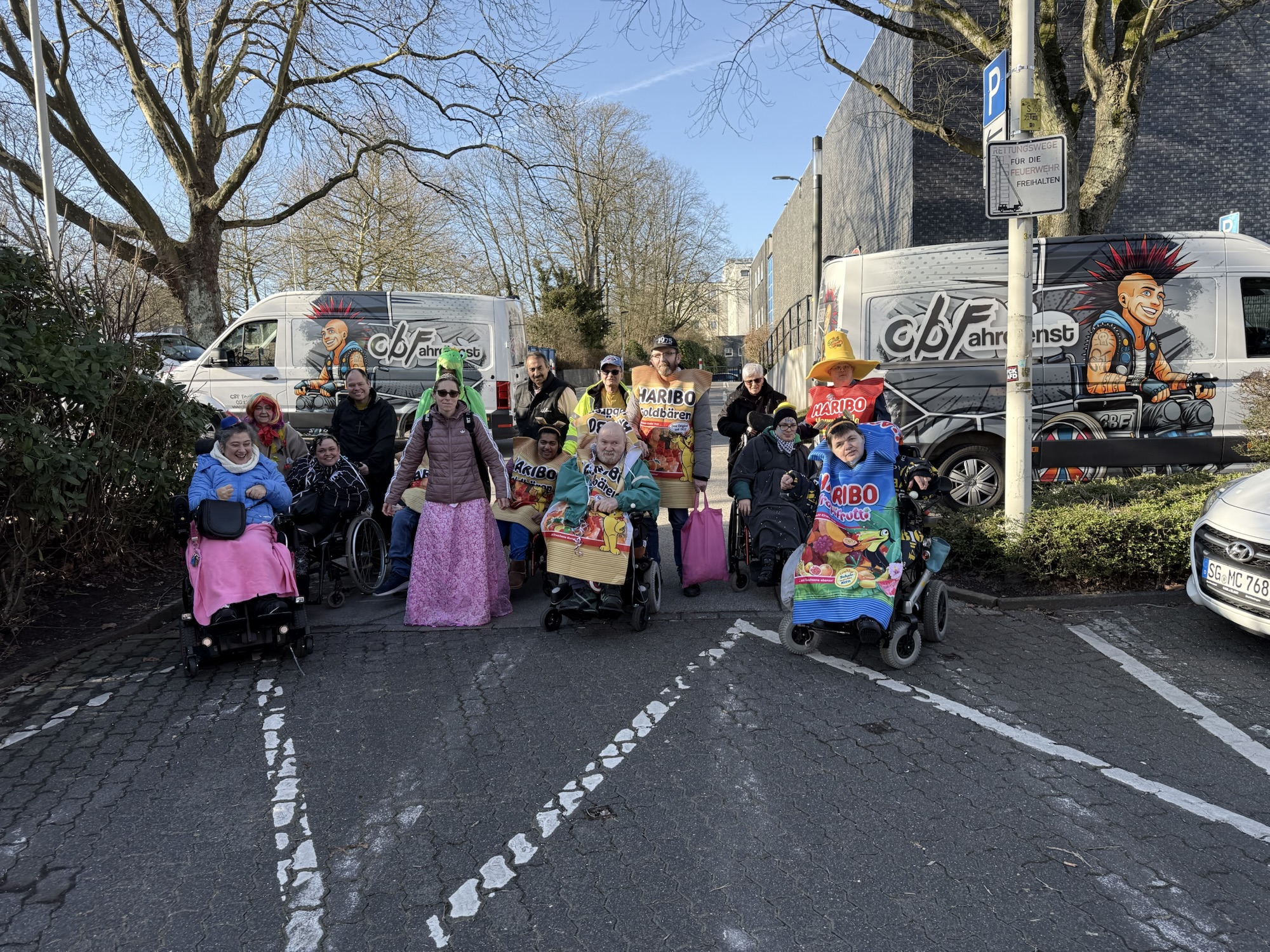 Verkleidete Leute in bunten kostümen